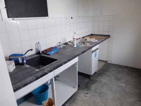Zwangsversteigerung Eigentumswohnung in Wolfsburg, Westhagen – Ansicht der Wohnungseingangstür im Treppenhaus.