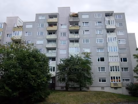 Zwangsversteigerung Eigentumswohnung in Wolfsburg, Westhagen – Innenansicht der Küche mit Fliesenspiegel.