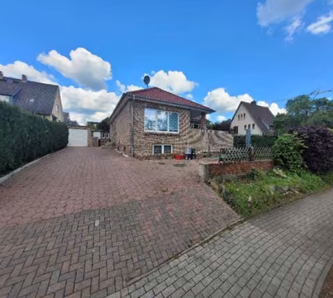 Zwangsversteigerung Einfamilienhaus in Deutsch Evern – Außenansicht des Einfamilienhauses mit Vorplatz und Nachbarbebauung.