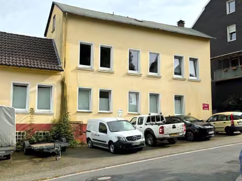 Zwangsversteigerung Wohn-/Geschäftshaus in Lüdenscheid – Vorderansicht Hausnummer 4 mit Anbau und Straßenfront.