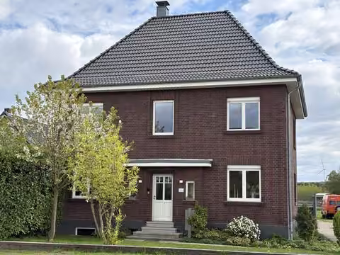 Zwangsversteigerung Zweifamilienhaus in Heiden – Frontansicht des kernsanierten Zweifamilienwohnhauses von der Bahnhofstraße.
