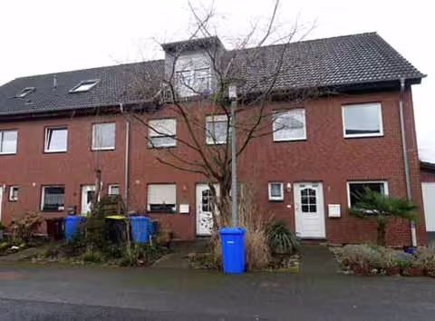 Zwangsversteigerung Reihenhaus in Wesseling, Keldenich – Vorderansicht der Fassade des Bewertungsobjekts Kolpingstraße 5.