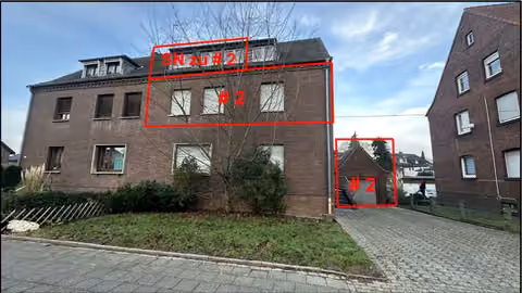 Zwangsversteigerung Eigentumswohnung in Kamp-Lintfort, Lintfort – Straßenansicht der Doppelhaushälfte Franzstraße 53 c mit Markierung der Wohnung Nr. 2.
