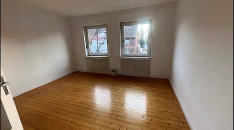 Zwangsversteigerung Eigentumswohnung in Kamp-Lintfort, Lintfort – Wohnzimmer der Wohneinheit Nr. 2 mit Holzdielenboden.