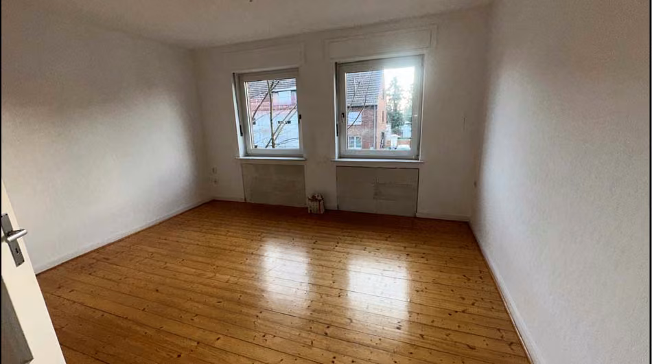 Zwangsversteigerung Eigentumswohnung in Kamp-Lintfort, Lintfort – Wohnzimmer der Wohneinheit Nr. 2 mit Holzdielenboden.