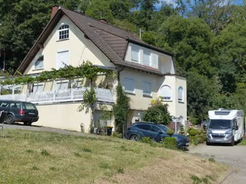 Zwangsversteigerung Zweifamilienhaus in Kobern-Gondorf, Kobern – Vorderansicht des Zweifamilienhauses Auf der Ober Dahr 4 mit Garage und Zufahrt.