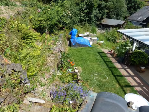 Zwangsversteigerung Zweifamilienhaus in Kobern-Gondorf, Kobern – Gartenbereich mit Bruchsteintrockenmauern und Grünanlage.