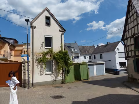 Zwangsversteigerung Zweifamilienhaus in Kobern-Gondorf, Kobern – Straßenansicht des ehemaligen Wohnhauses Kirchstraße 14.