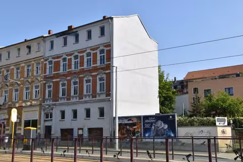 Zwangsversteigerung Eigentumswohnung in Plauen, Haselbrunn – Straßenansicht des fünfgeschossigen Kopfhauses in geschlossener Zeilenbebauung.