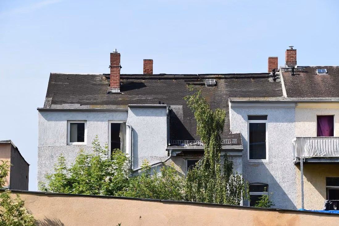 Zwangsversteigerung Eigentumswohnung in Plauen, Haselbrunn – Rückansicht des Gebäudes mit Balkonen und Fenstern.