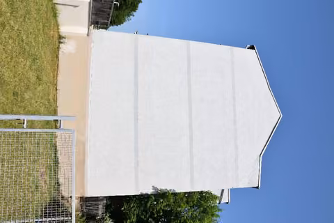 Zwangsversteigerung Eigentumswohnung in Plauen, Haselbrunn – Giebelansicht der freistehenden Hauswand des Kopfhauses.