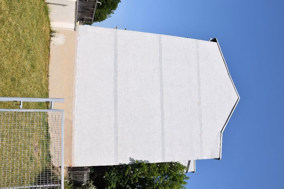 Zwangsversteigerung Eigentumswohnung in Plauen, Haselbrunn – Giebelansicht der freistehenden Hauswand des Kopfhauses.
