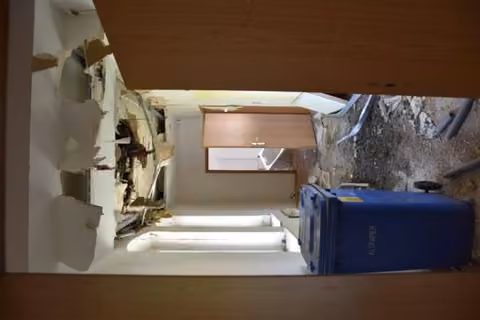 Zwangsversteigerung Mehrfamilienhaus in Glauchau – Wohnungsflur im Mansardgeschoss mit stark geschädigter, partiell durchgebrochener Decke.