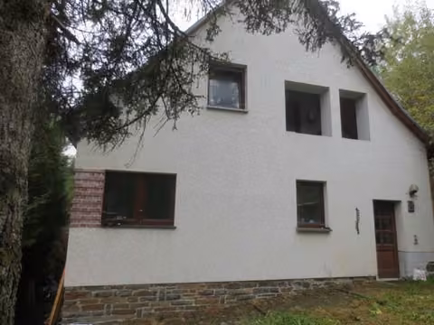 Zwangsversteigerung Einfamilienhaus in Adorf, Freiberg – Nördliche Giebelseite des Einfamilienhauses mit Hauseingangsbereich.