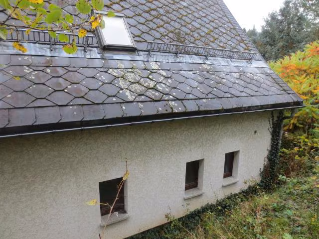 Zwangsversteigerung Einfamilienhaus in Adorf, Freiberg – Westliche Gebäudelängsseite mit Dacheindeckung und Fenstern.