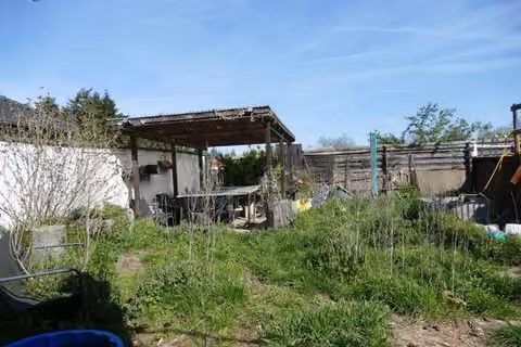 Zwangsversteigerung Doppelhaushälfte in Burgstall, Dolle – Gartenbereich mit überdachter Terrasse hinter dem Haus.
