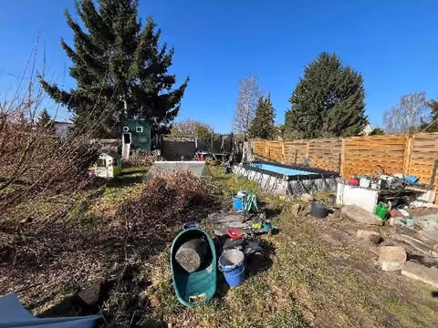 Zwangsversteigerung Doppelhaushälfte in Oebisfelde-Weferlingen, Oebisfelde – Gartenseitige Gebäudeansicht mit Anbauten und Hofbereich.