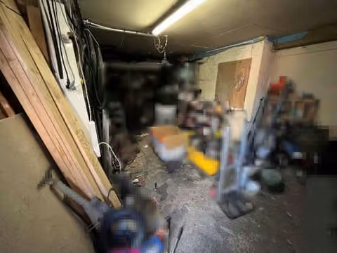 Zwangsversteigerung Doppelhaushälfte in Oebisfelde-Weferlingen, Oebisfelde – Badezimmer im Obergeschoss mit Eckbadewanne und Dusche.