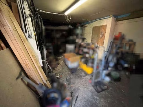 Zwangsversteigerung Doppelhaushälfte in Oebisfelde-Weferlingen, Oebisfelde – Badezimmer im Obergeschoss mit Eckbadewanne und Dusche.