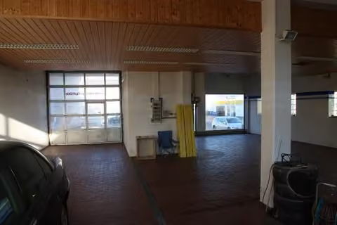 Zwangsversteigerung Gewerbe in Monheim – Straßenseitige Außenansicht des Geschäftshauses von Nordwesten.