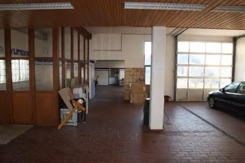 Zwangsversteigerung Gewerbe in Monheim – Rückwärtige Ansicht von Südosten mit Hofbereich und Werkstattanbau.