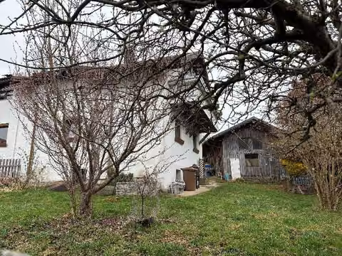 Zwangsversteigerung Einfamilienhaus in Regen, Bürgerholz – Ansicht der Süd- und Ostseite des Wohngebäudes.