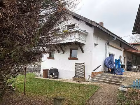 Zwangsversteigerung Einfamilienhaus in Regen, Bürgerholz – Westseite des Wohngebäudes mit Kellerzugang.