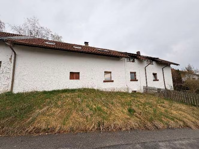 Zwangsversteigerung Einfamilienhaus in Regen, Bürgerholz – Ostseite des ursprünglichen Stallgebäudes.