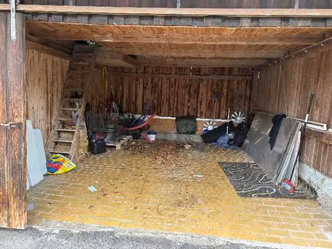 Zwangsversteigerung Einfamilienhaus in Regen, Bürgerholz – Südansicht des freistehenden Holzschuppens.