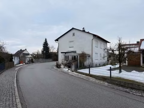 Zwangsversteigerung Zweifamilienhaus in Oberpöring – Westansicht des Wohnhauses entlang der Landauer Straße.