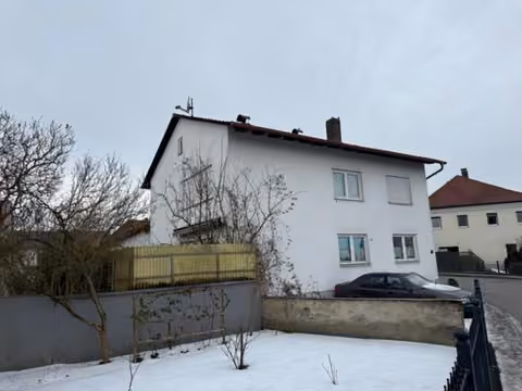 Zwangsversteigerung Zweifamilienhaus in Oberpöring – Südostansicht des Wohnhauses mit Terrassenbereich und Garten.