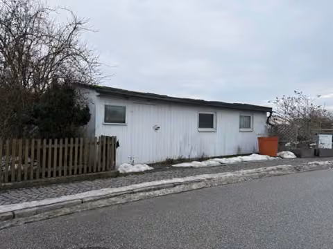 Zwangsversteigerung Zweifamilienhaus in Oberpöring – Südansicht des Nebengebäudes auf Flurstück 99/3.