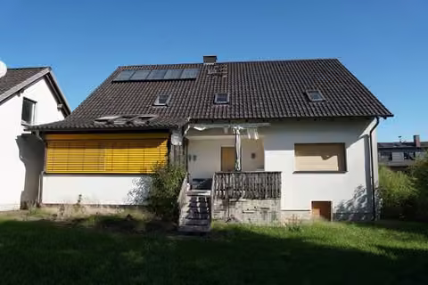 Zwangsversteigerung in Redwitz an der Rodach, Obristfeld – Südansicht des Zweifamilienhauses mit Balkon und Solaranlage.