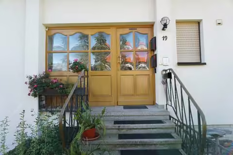 Zwangsversteigerung in Redwitz an der Rodach, Obristfeld – Hauseingang zum Zweifamilienhaus an der Nordostseite.