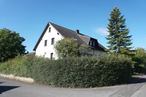 Zwangsversteigerung in Redwitz an der Rodach, Obristfeld – Ostansicht des Wohngebäudes von der Straße Am Hag