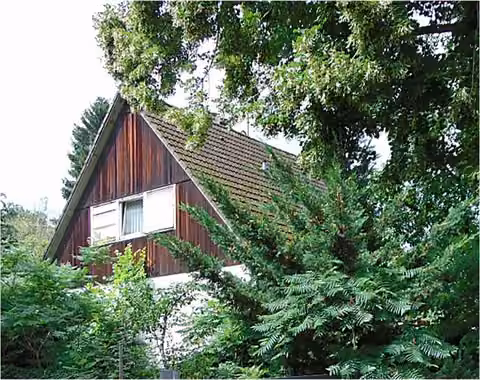 Zwangsversteigerung Einfamilienhaus in Berlin, Wilhelmstadt – Ansicht der Giebelseite und des bewachsenen Gartengrundstücks.