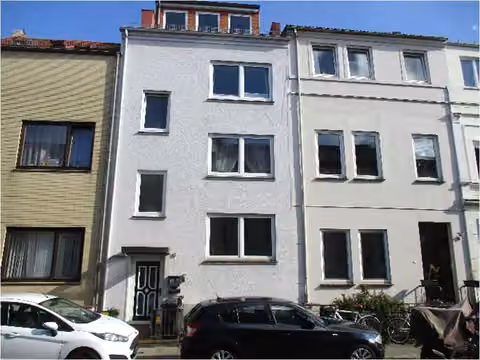 Zwangsversteigerung Mehrfamilienhaus in Bremen, Neustadt – Straßenansicht des dreigeschossigen Reihenmittelhauses Kantstraße 40 in Bremen-Neustadt.