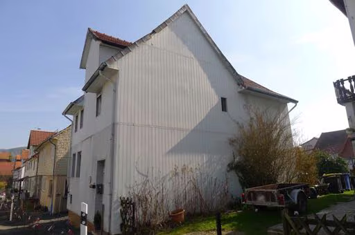 Zwangsversteigerung Einfamilienhaus in Morschen, Neumorschen – Straßenansicht des Wohnhauses Binsförther Straße 9 von Westen.
