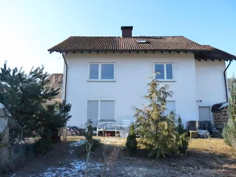 Zwangsversteigerung Einfamilienhaus in Ebersburg, Schmalnau – Blick vom Garten auf die nordöstliche Gebäudefassade.