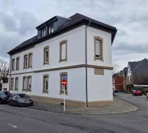 Zwangsversteigerung Mehrfamilienhaus in Mülheim an der Ruhr, Broich – Straßenansicht Lederstraße und Giebelansicht.