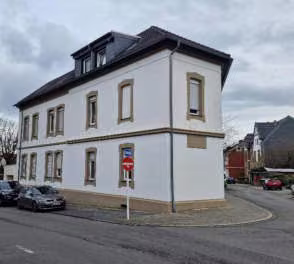 Zwangsversteigerung Mehrfamilienhaus in Mülheim an der Ruhr, Broich – Straßenansicht Lederstraße und Giebelansicht.