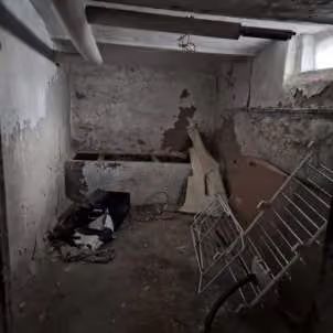 Zwangsversteigerung Mehrfamilienhaus in Mülheim an der Ruhr, Broich – Kellerbereich mit erkennbaren Feuchtigkeitsschäden in Holzstraße 24.