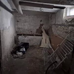 Zwangsversteigerung Mehrfamilienhaus in Mülheim an der Ruhr, Broich – Kellerbereich mit erkennbaren Feuchtigkeitsschäden in Holzstraße 24.