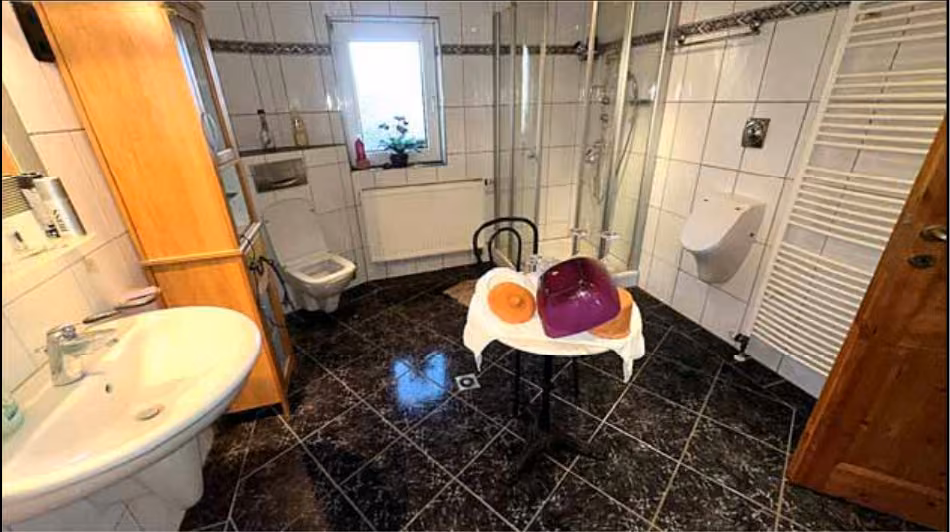 Zwangsversteigerung Einfamilienhaus in Alpen, Menzelen – Modernisiertes Badezimmer im Erdgeschoss mit Dusche und Wanne.