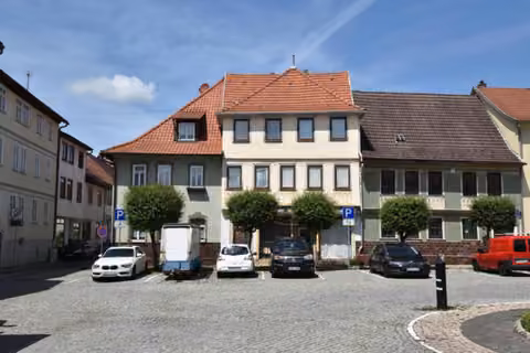 Zwangsversteigerung Wohn-/Geschäftshaus in Themar – Straßenansicht des Wohn- und Geschäftshauses am Marktplatz von Themar