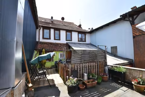 Zwangsversteigerung Wohn-/Geschäftshaus in Themar – Hinterseite mit Dachterrasse im 1. Obergeschoss