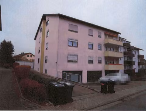 Zwangsversteigerung Eigentumswohnung in Eppingen – Außenansicht des Mehrfamilienhauses Brandströmstraße 14 in Eppingen.