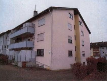 Zwangsversteigerung Eigentumswohnung in Eppingen – Ansicht des Gebäudes von Nordosten mit Balkonen.