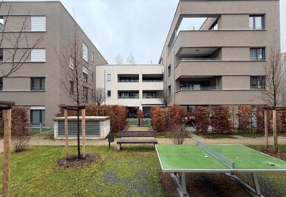 Zwangsversteigerung Eigentumswohnung in Nürnberg, Westfriedhof – Nordansicht des Wohngebäudes mit Hauseingangsbereich und Vorplatz.