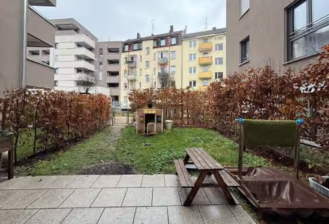 Zwangsversteigerung Eigentumswohnung in Nürnberg, Westfriedhof – Zugeordnete Südterrasse mit eingezäunter Gartenfläche.